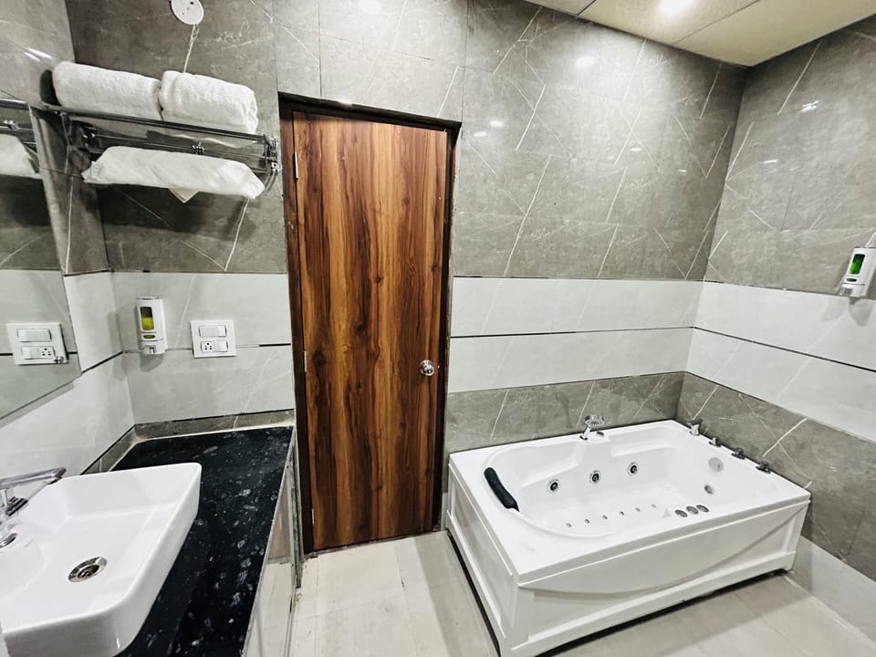 Family Suite | Bathroom | Separate tub and shower, rainfall showerhead, free toiletries, slippers