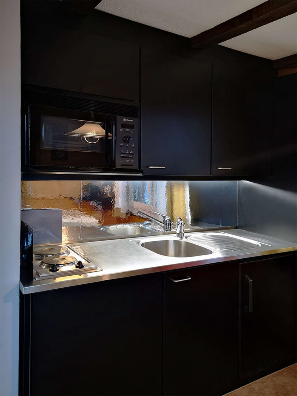 The fully equipped kitchen is the perfect place to get to know the culture of Valais.