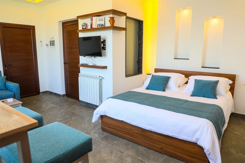 Deluxe Studio Suite | Premium bedding, down comforters, Select Comfort beds, WiFi (free)