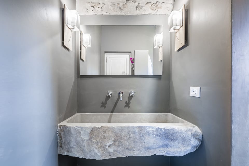 Doppia Superior con giardino | Bathroom | Designer toiletries, hair dryer, slippers, bidet