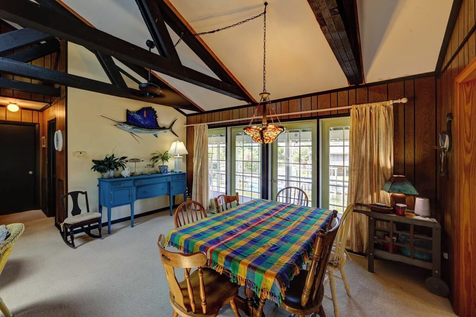 Dining Area (2)
