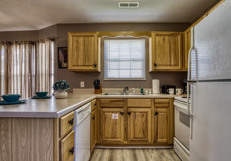 Pigeon Forge Cabin - "Shimmering Waters" - Fully furnished kitchen