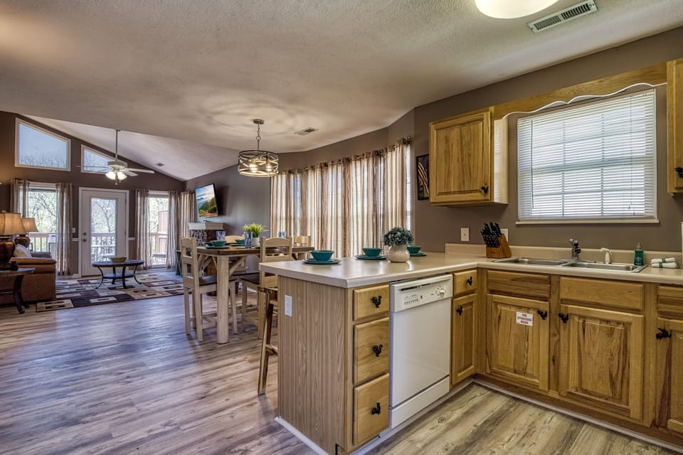 Chalet in Pigeon Forge - "Shimmering Waters" - Fully furnished kitchen and dining area