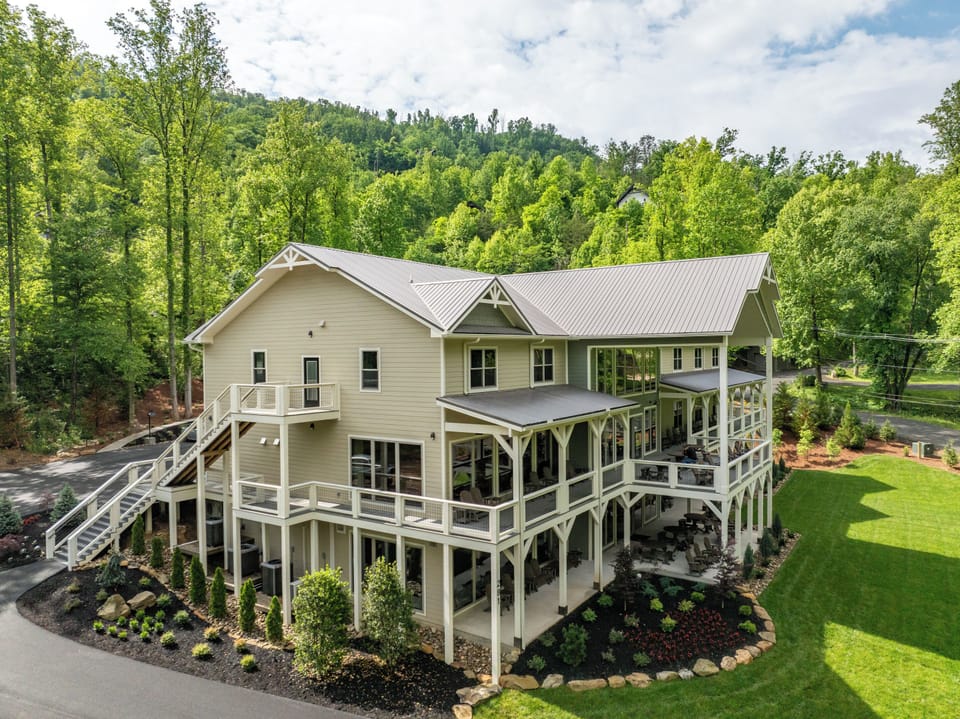 Luxury Large Smoky Mountain Cabin! 