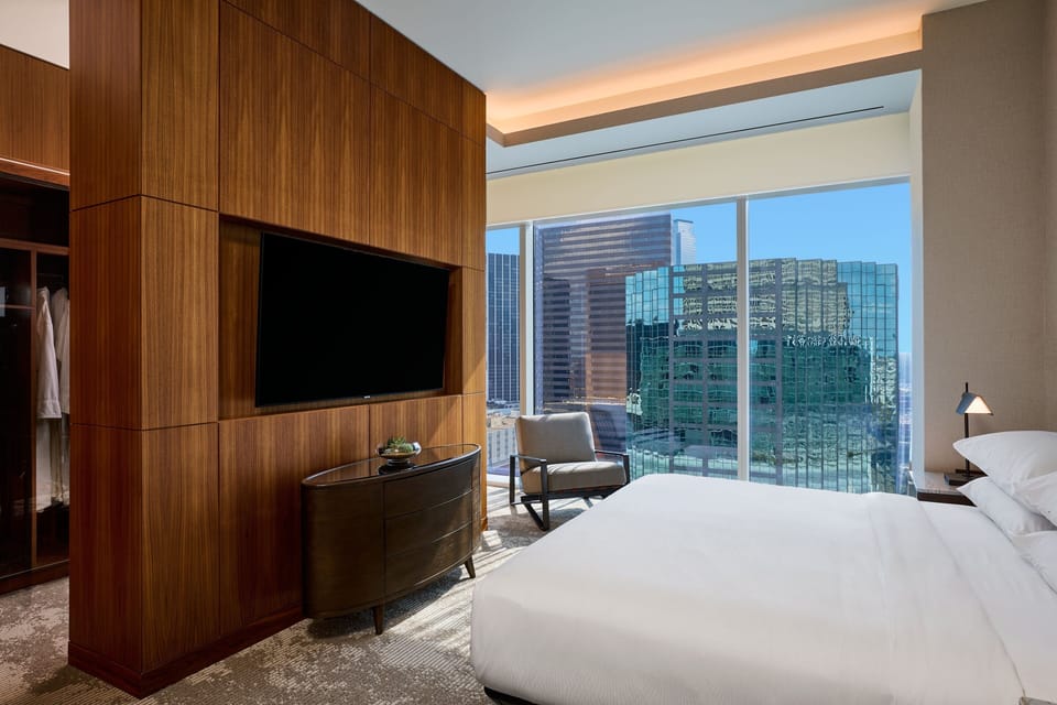 Premium bedding, in-room safe, desk, laptop workspace