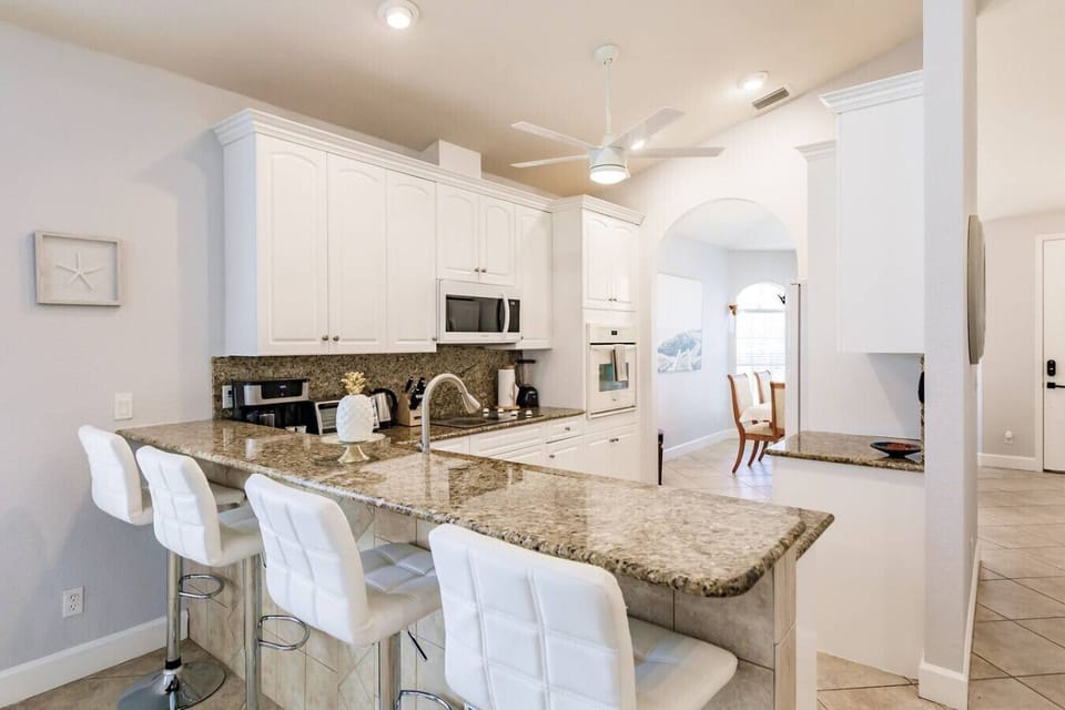 Big Kitchen with everything you could possibly need to cook/entertain.