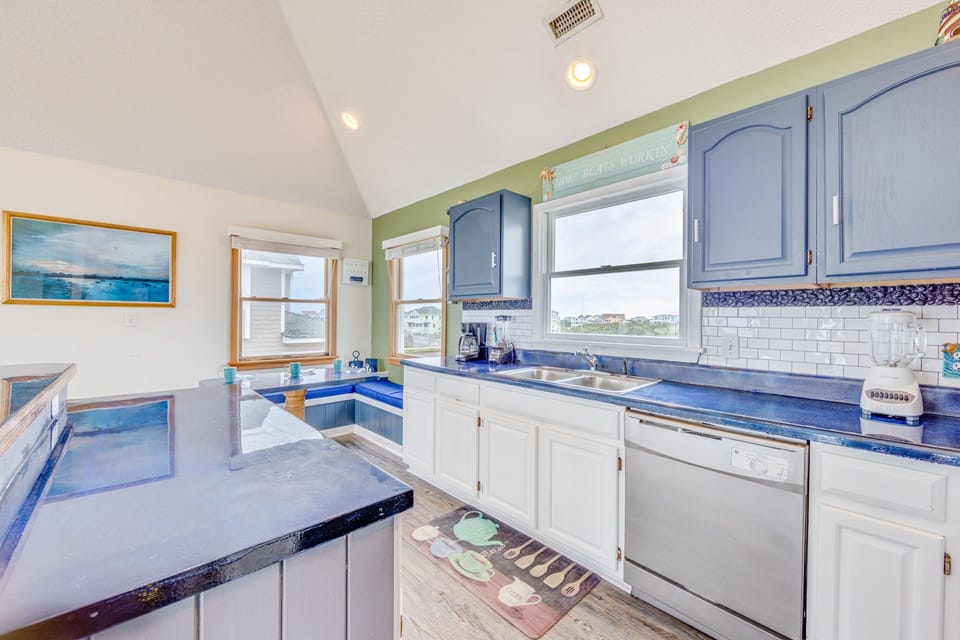 The kitchen's corner breakfast nook provides additional seating for meals, or to keep the chef company.