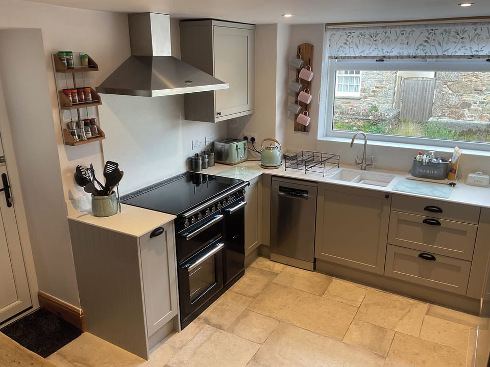Cottage | Private kitchen | Fridge, dishwasher, electric kettle, toaster