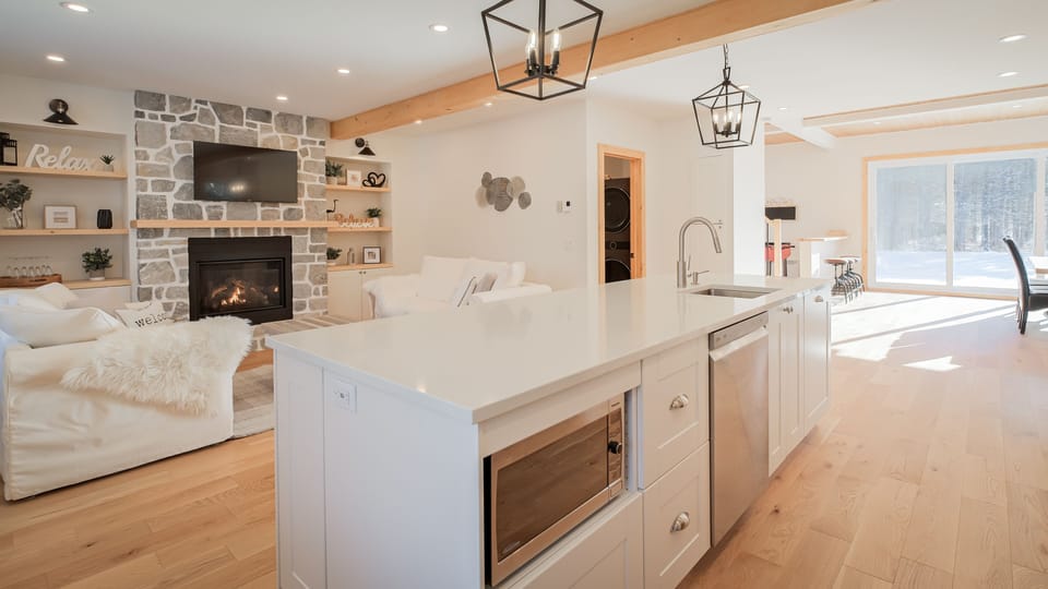 Deluxe Chalet | Private kitchen | Full-size fridge, microwave, oven, dishwasher
