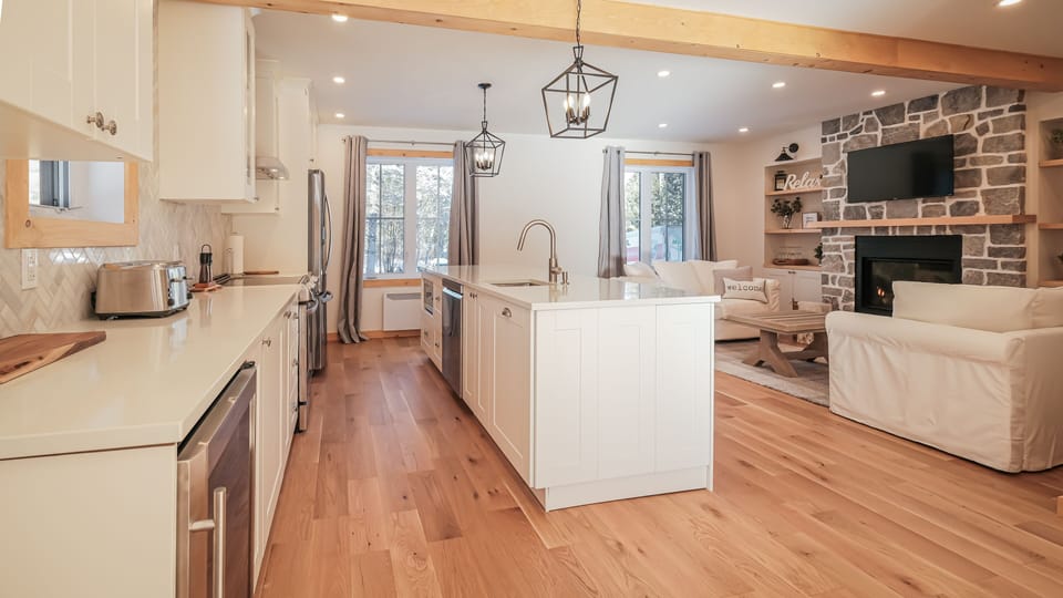 Deluxe Chalet | Private kitchen | Full-size fridge, microwave, oven, dishwasher