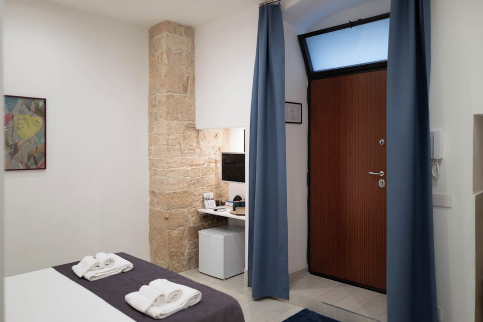 Comfort Double Room | Hypo-allergenic bedding, free minibar, laptop workspace, free WiFi