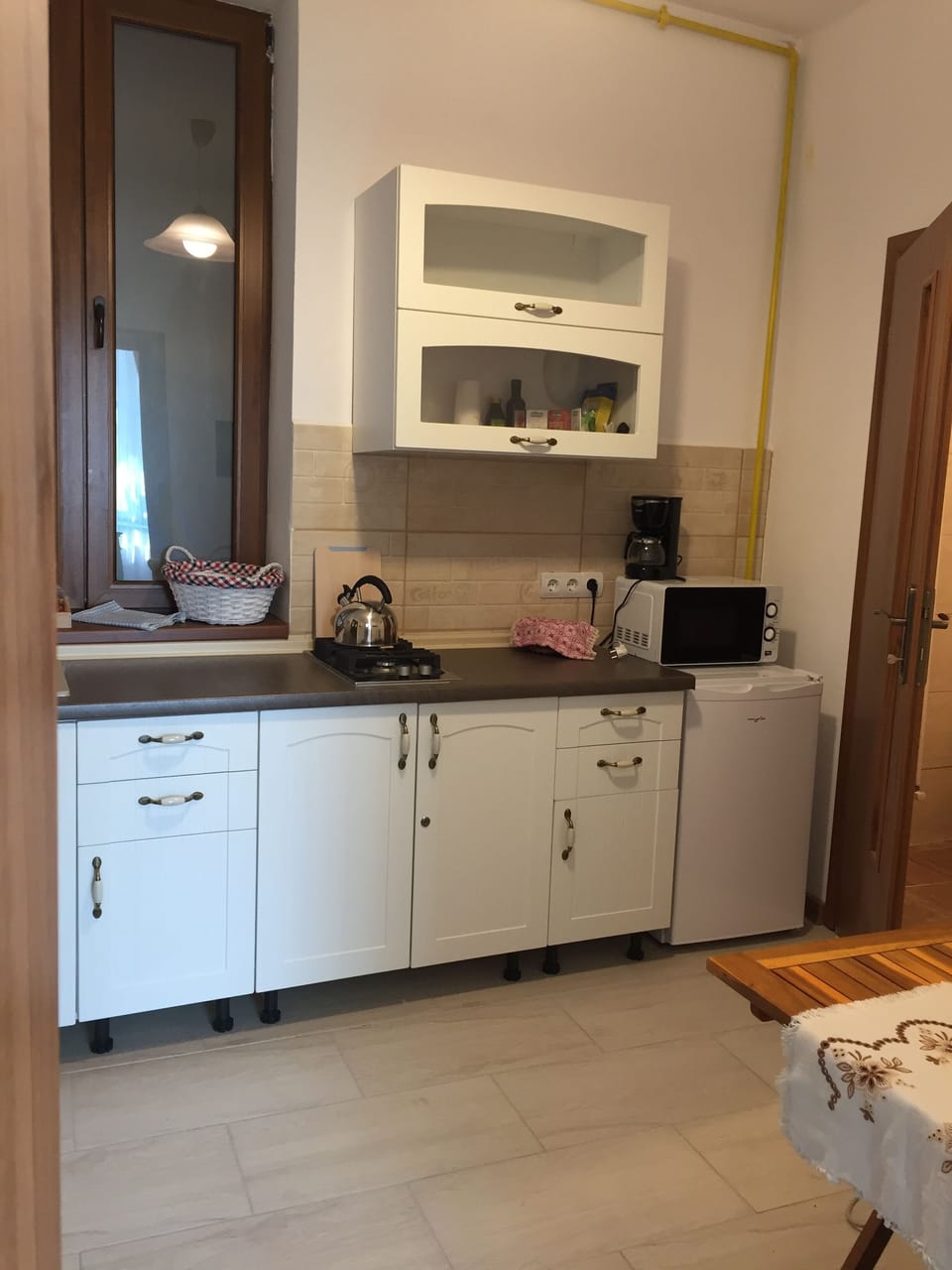 City Studio | Private kitchen | Mini-fridge, microwave, electric kettle, toaster