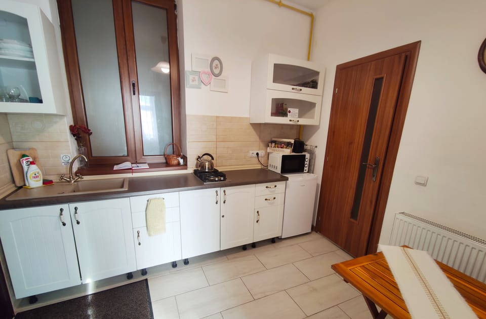 City Studio | Private kitchenette | Mini-fridge, microwave, electric kettle, toaster