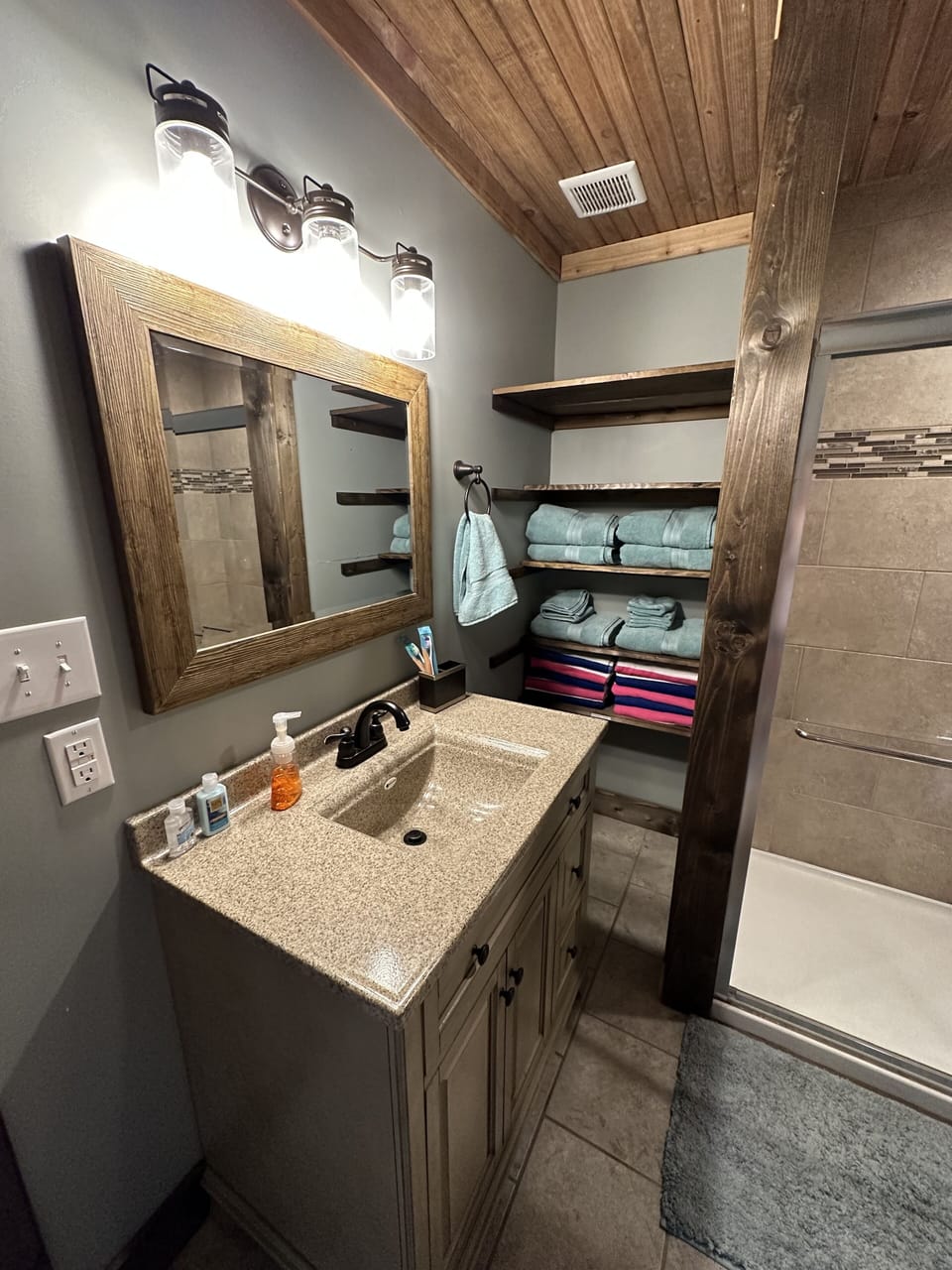 Master Bath with towels your group can use on the water!