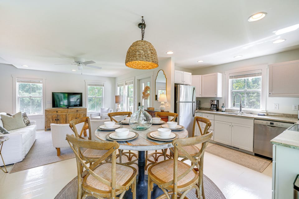 Dining Area | Free WiFi | 2-Story Cottage | 2nd-Floor Entrance