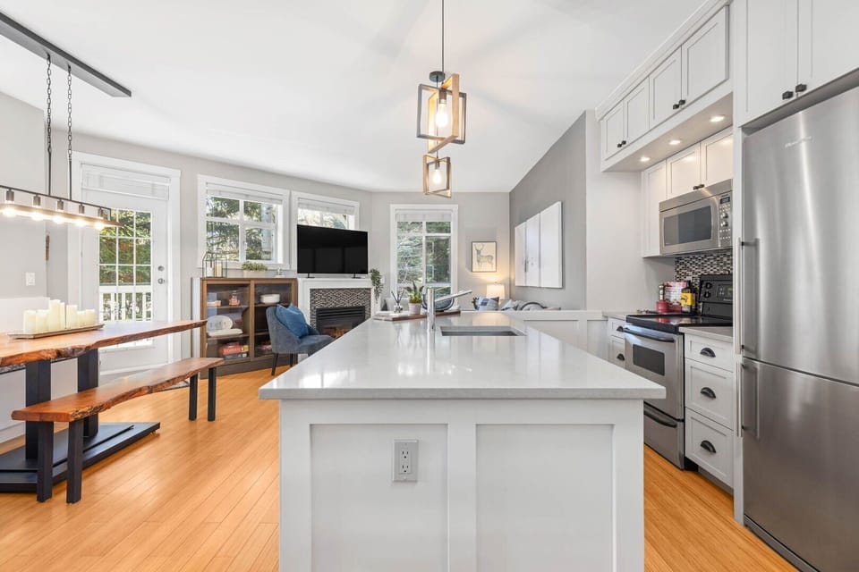 Whether it's breakfast on the go or a gourmet dinner, this kitchen has everything you need