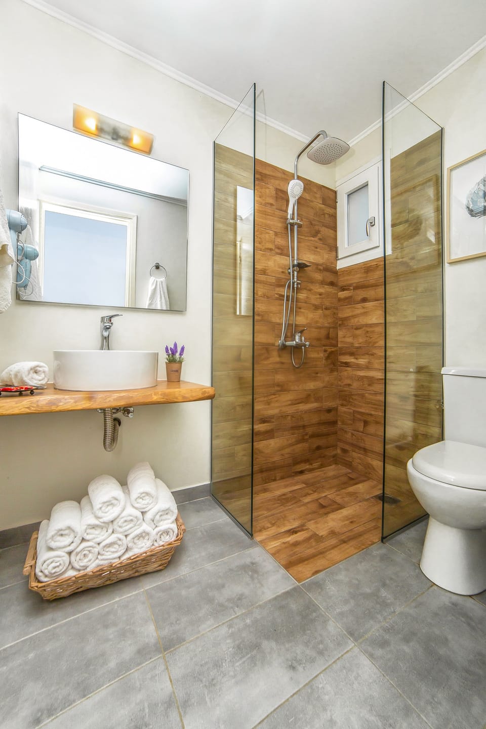 Triple Room | Bathroom | Shower, hydromassage showerhead, hair dryer, towels