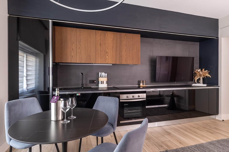 Dining area with fully equipped kitchen