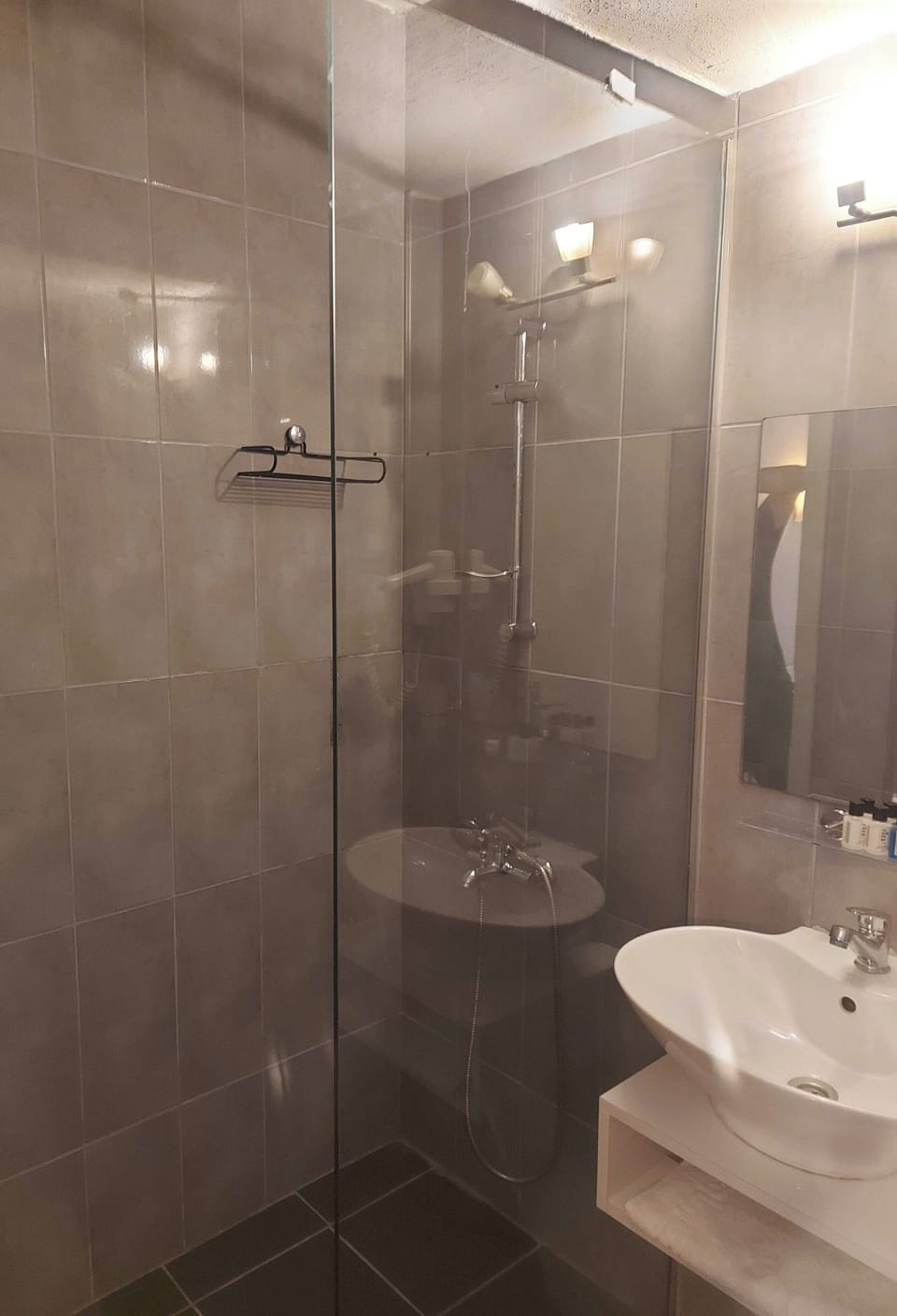Basic Double Room | Bathroom | Shower, hair dryer, towels, soap