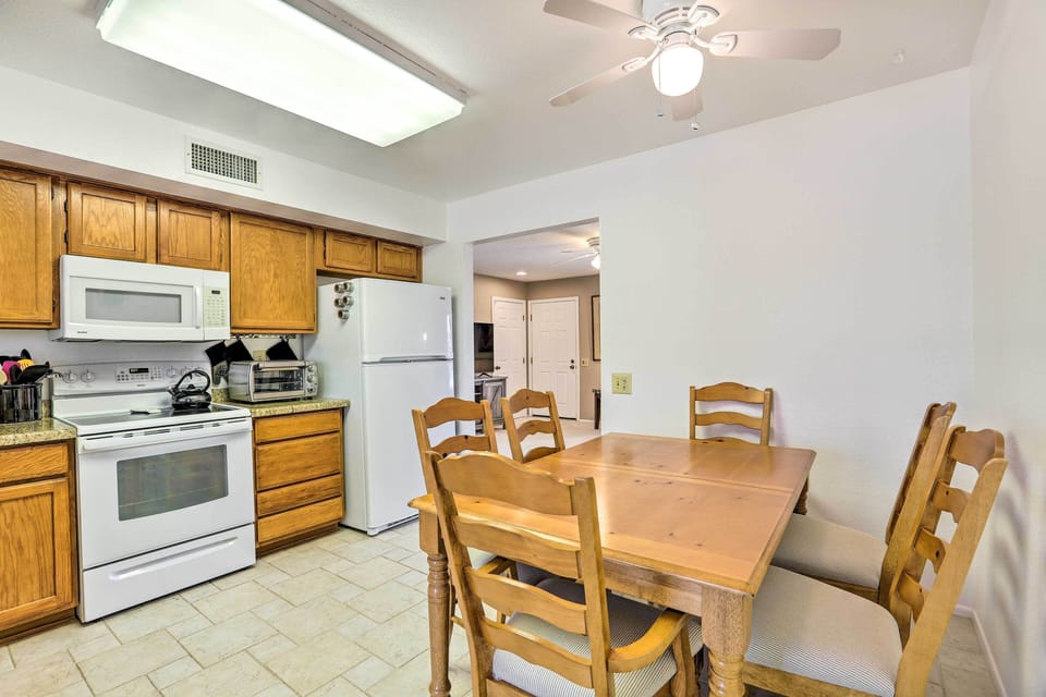 Dining Area | Dishware/Flatware Provided