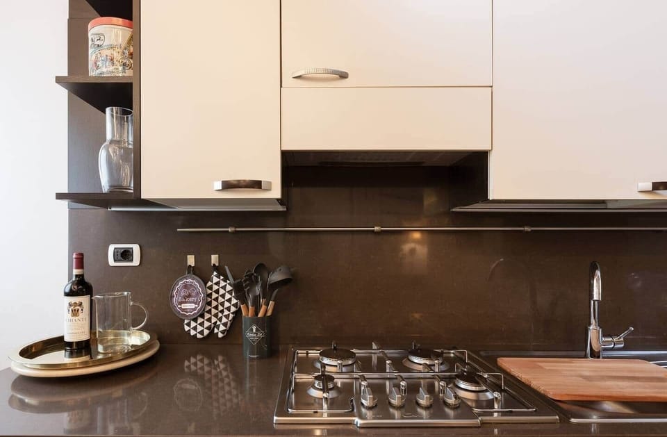 angolo cottura con fornello a gas e utensili vari