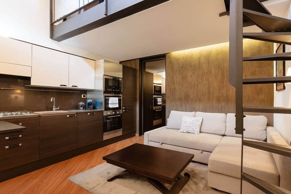 ampio soggiorno open space dotato di divano letto e cucina completa