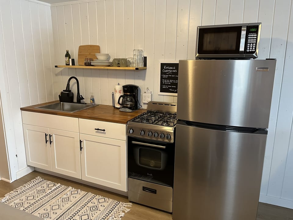Deluxe Cabin | Private kitchen | Full-size fridge, microwave, oven, stovetop