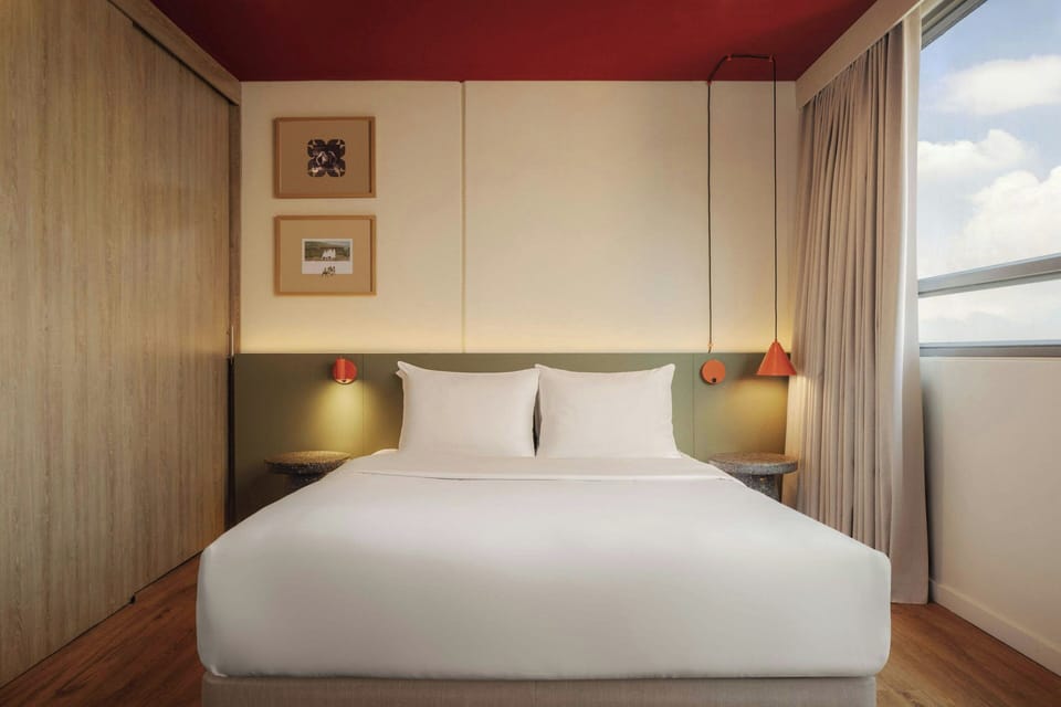 Standard Room, 1 Queen Bed, City View | Premium bedding, minibar, in-room safe, blackout drapes