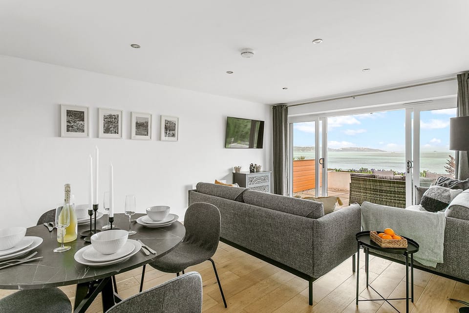 Living room and dining table, Smart TV - Osprey 3, The Cove