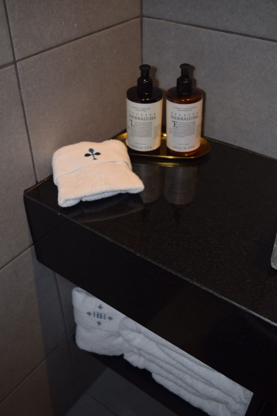 Standard Double Room | Bathroom | Shower, rainfall showerhead, hair dryer, towels