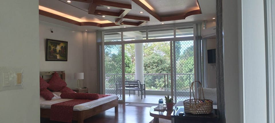 Superior Room, 1 King Bed, Balcony, Pool View | Hypo-allergenic bedding, individually decorated, individually furnished