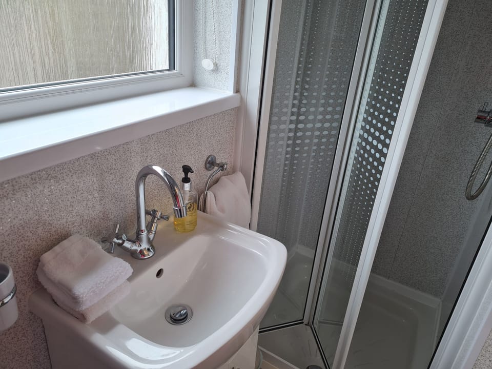 Double Room, Ensuite (Junior Suite) | Bathroom | Free toiletries, slippers, towels