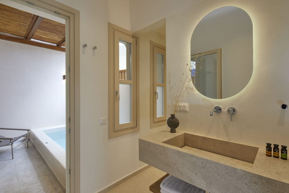 Executive Suite outdoor tub | 1 bedroom, minibar, in-room safe, free WiFi