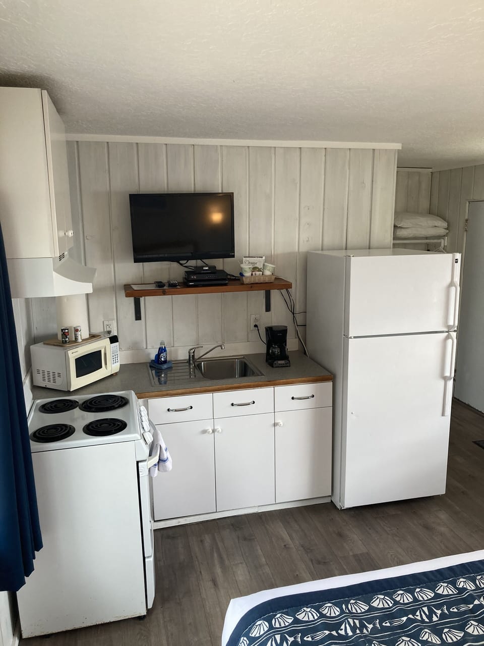 Standard Room, 1 Queen Bed, Kitchen, Ground Floor | Private kitchenette | Fridge, microwave, coffee/tea maker