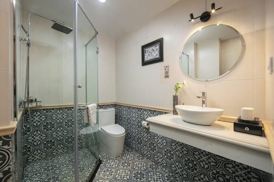 Junior Double or Twin Room | Bathroom | Shower, rainfall showerhead, free toiletries, hair dryer