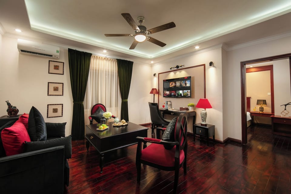 Presidential Room | Living area | 32-inch Smart TV with digital channels, fireplace