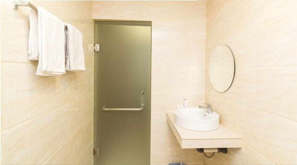 Executive Room | Bathroom | Shower, rainfall showerhead, bidet, towels