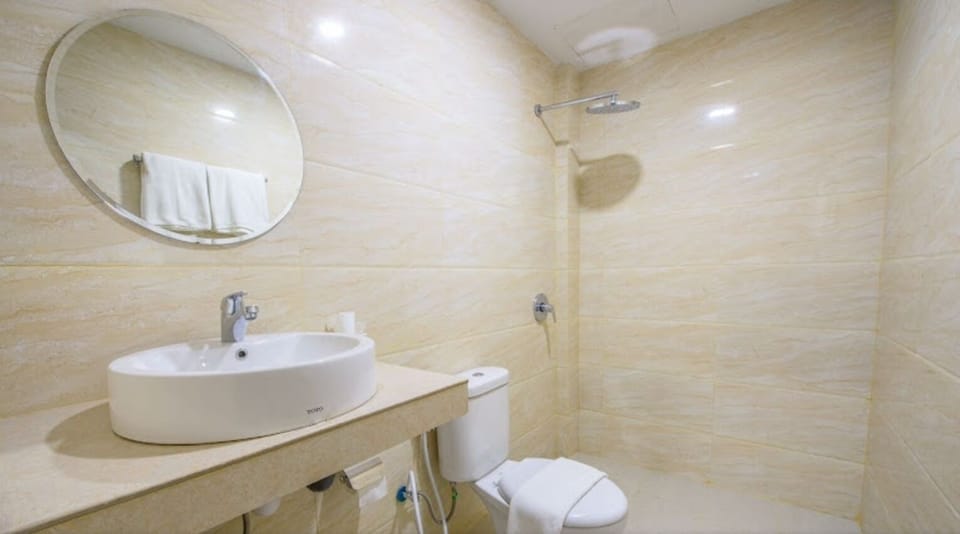 Executive Room | Bathroom | Shower, rainfall showerhead, bidet, towels