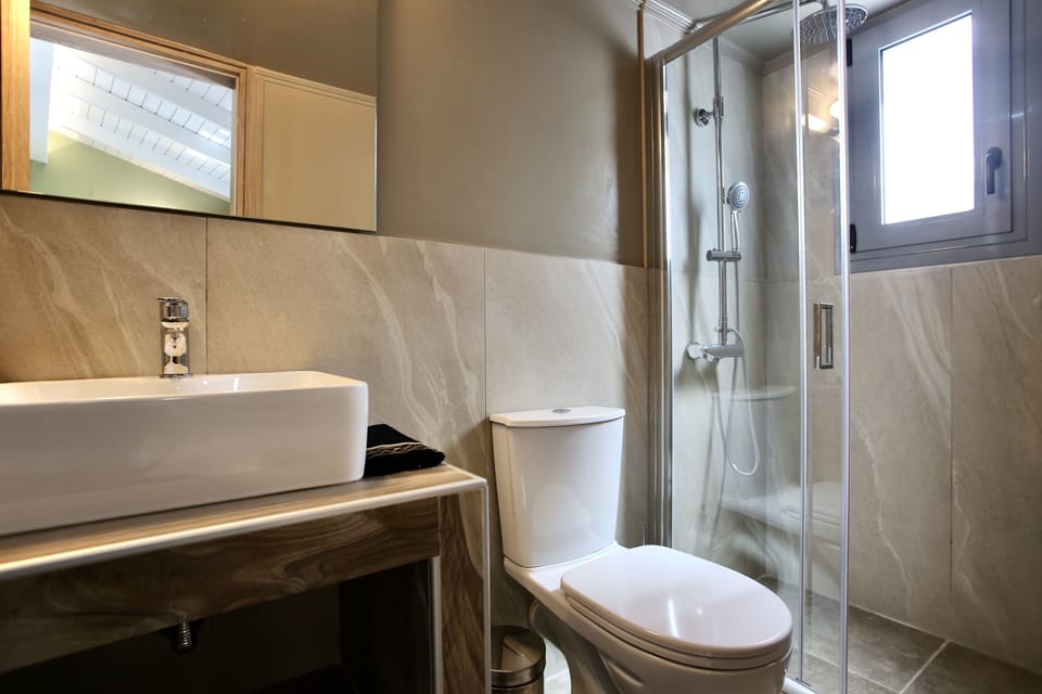 Deluxe Apartment | Bathroom | Hair dryer