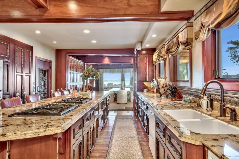 A Luxury Chef delight Kitchen leads to the Lakeview dining area.