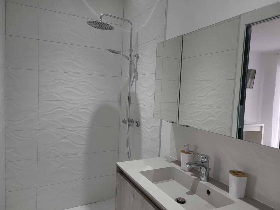 Shower, free toiletries, hair dryer, heated floors