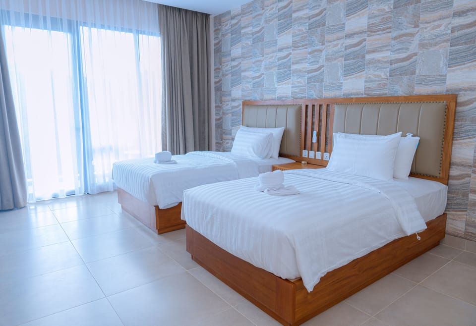 Deluxe Twin Room | In-room safe, desk, WiFi (free), bed sheets