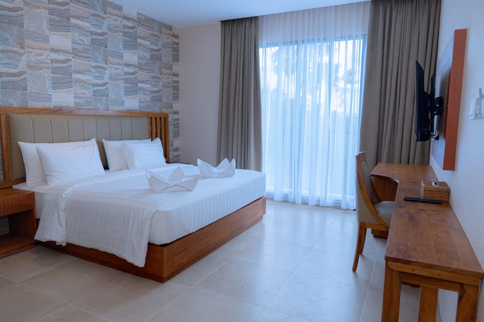 Deluxe Double Room | In-room safe, desk, WiFi (free), bed sheets