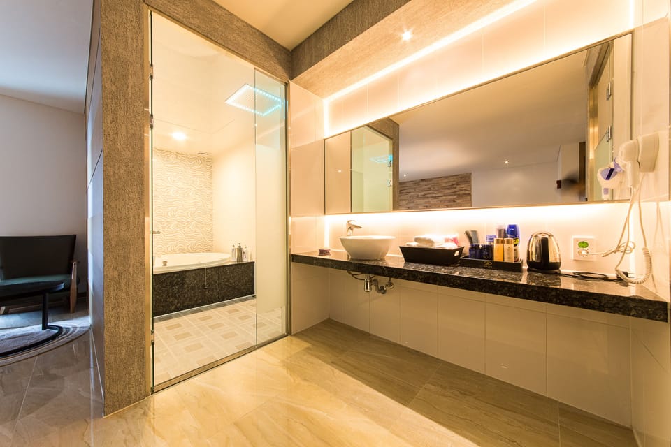 Deluxe Twin Room | Premium bedding, down comforters, desk, laptop workspace