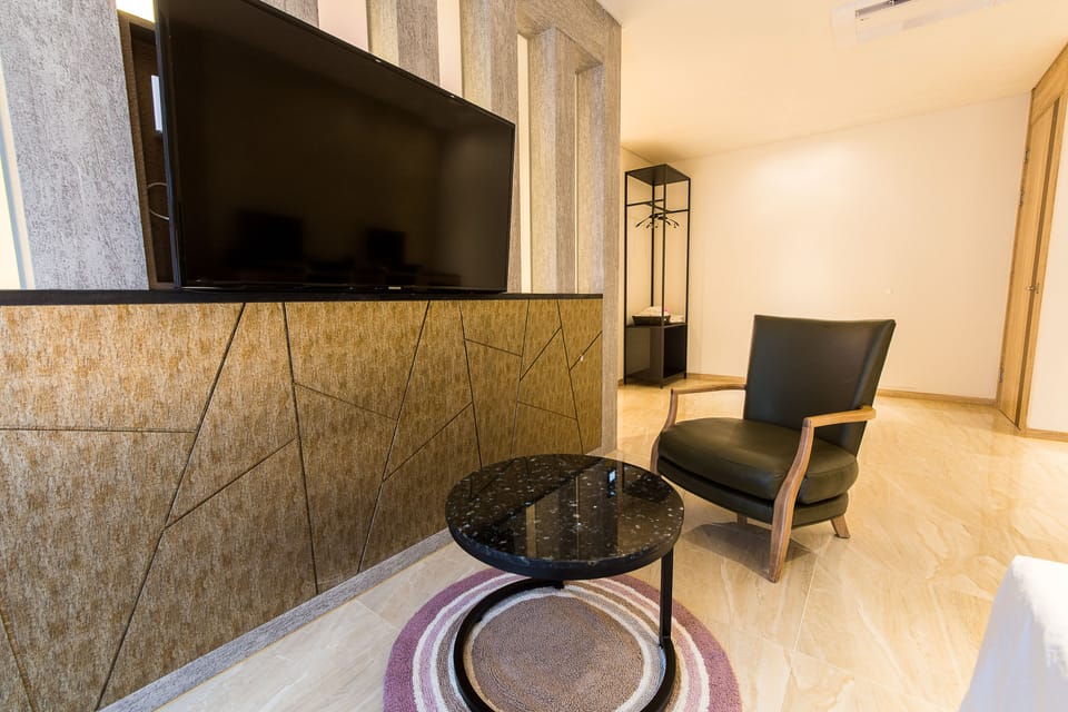 Deluxe Twin Room | Premium bedding, down comforters, desk, laptop workspace
