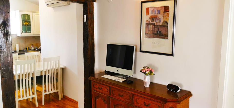 City Apartment, 2 Bedrooms, Non Smoking, City View | Dining room