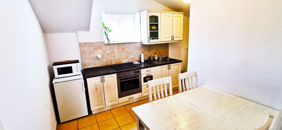 City Apartment, 2 Bedrooms, Non Smoking, City View | Private kitchen | Full-size fridge, microwave, oven, stovetop
