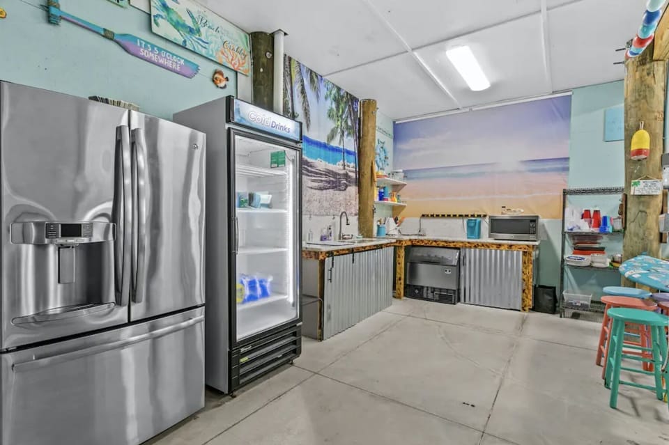 Garage Entertainment area - Fully equipped for entertaining on the ground floor

Refrigerator, separate drink fridge, sink, microwave