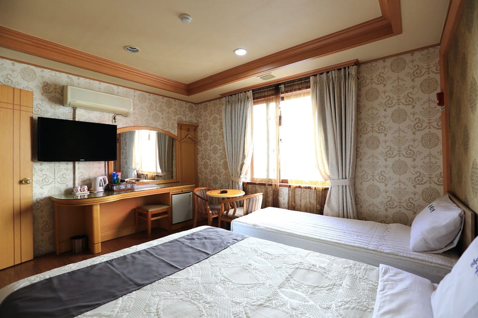 Twin Room | Premium bedding, desk, blackout drapes, free WiFi