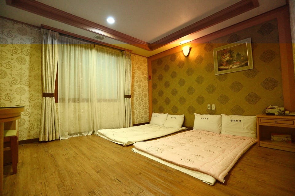 Premium bedding, desk, blackout drapes, free WiFi